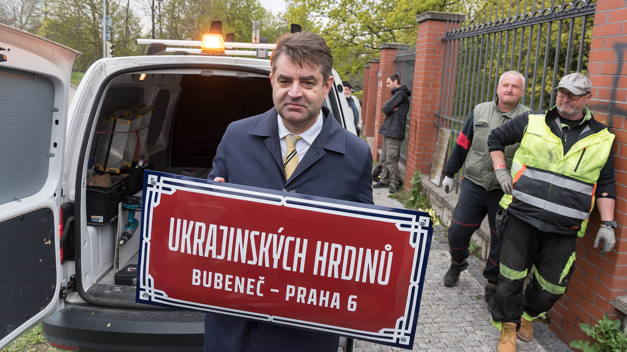 Èást ulice Korunovaèní pøed ruskou ambasádou v Praze byla 22. dubna 2022 pøejmenována na Ukrajinských hrdinù. Ukrajinský velvyslanec v ÈR Jevhen Perebyjnis  s novou cedulí.---A part of Korunovacni str