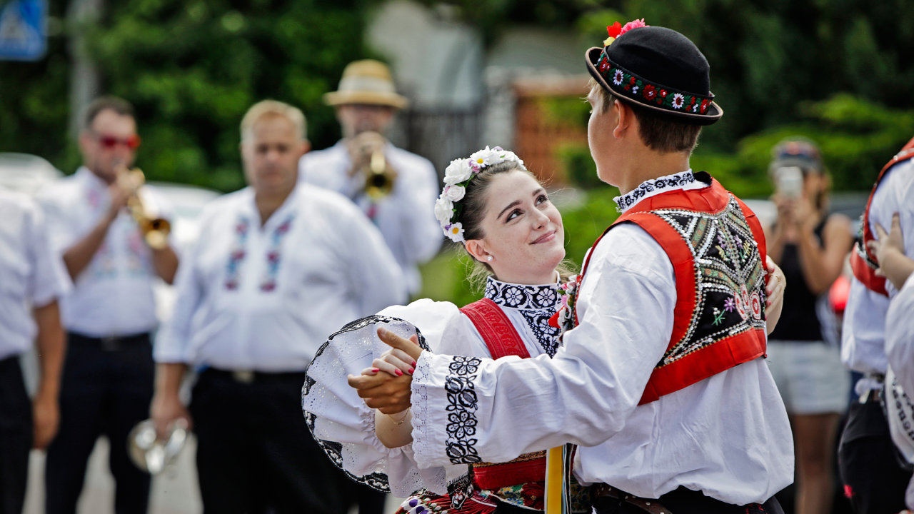Desítky krojovaných, stovky návštìvníkù a dobrá nálada – taková kulisa obvykle doprovází tradièní hody na jižní Moravì i v mnoha obcích na slovenské stranì hranic.