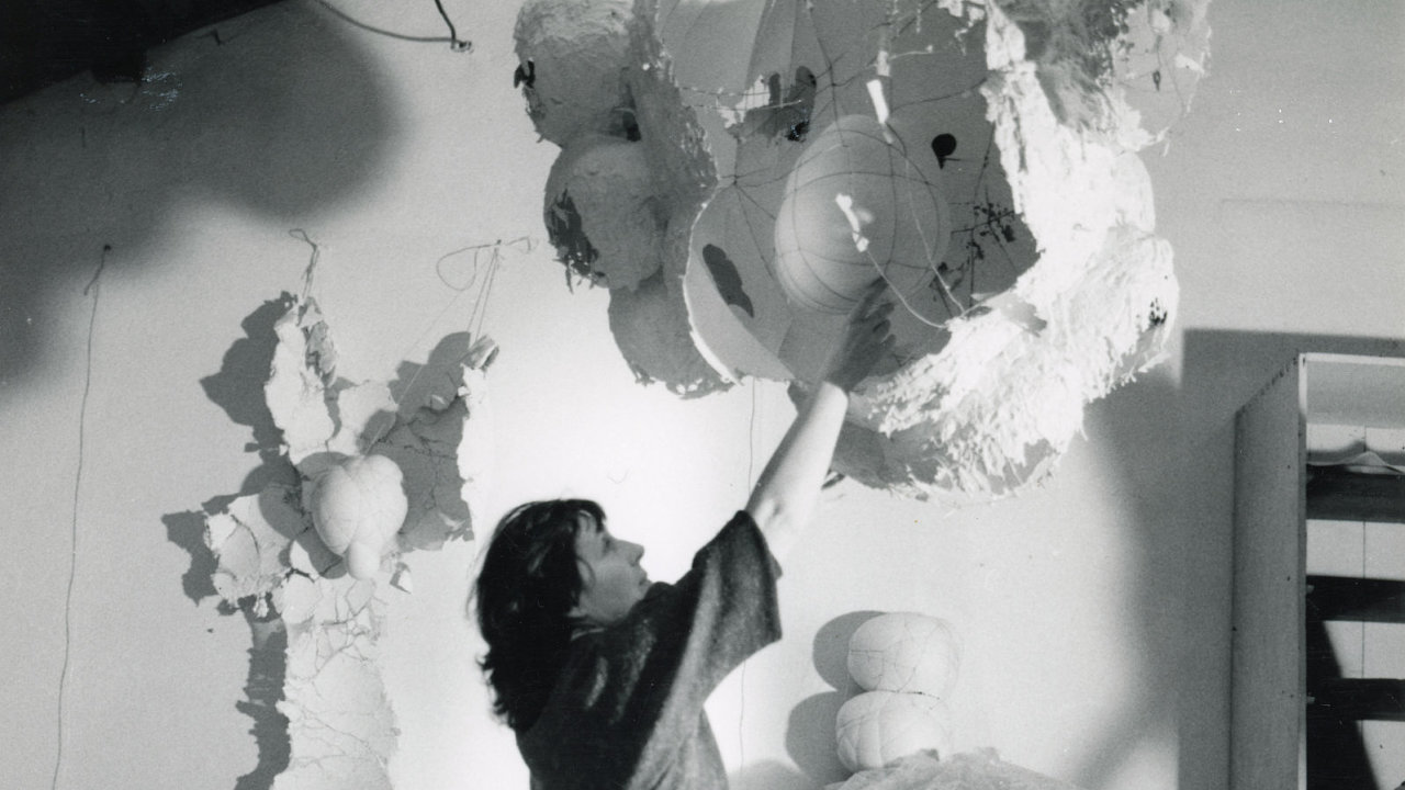 Sochaøka Mária Bartuszová (na snímku z roku 1987) používala pøedevším levnou sádru, z níž ale vytvoøila dnes mezinárodnì vysoce oceòované dílo.