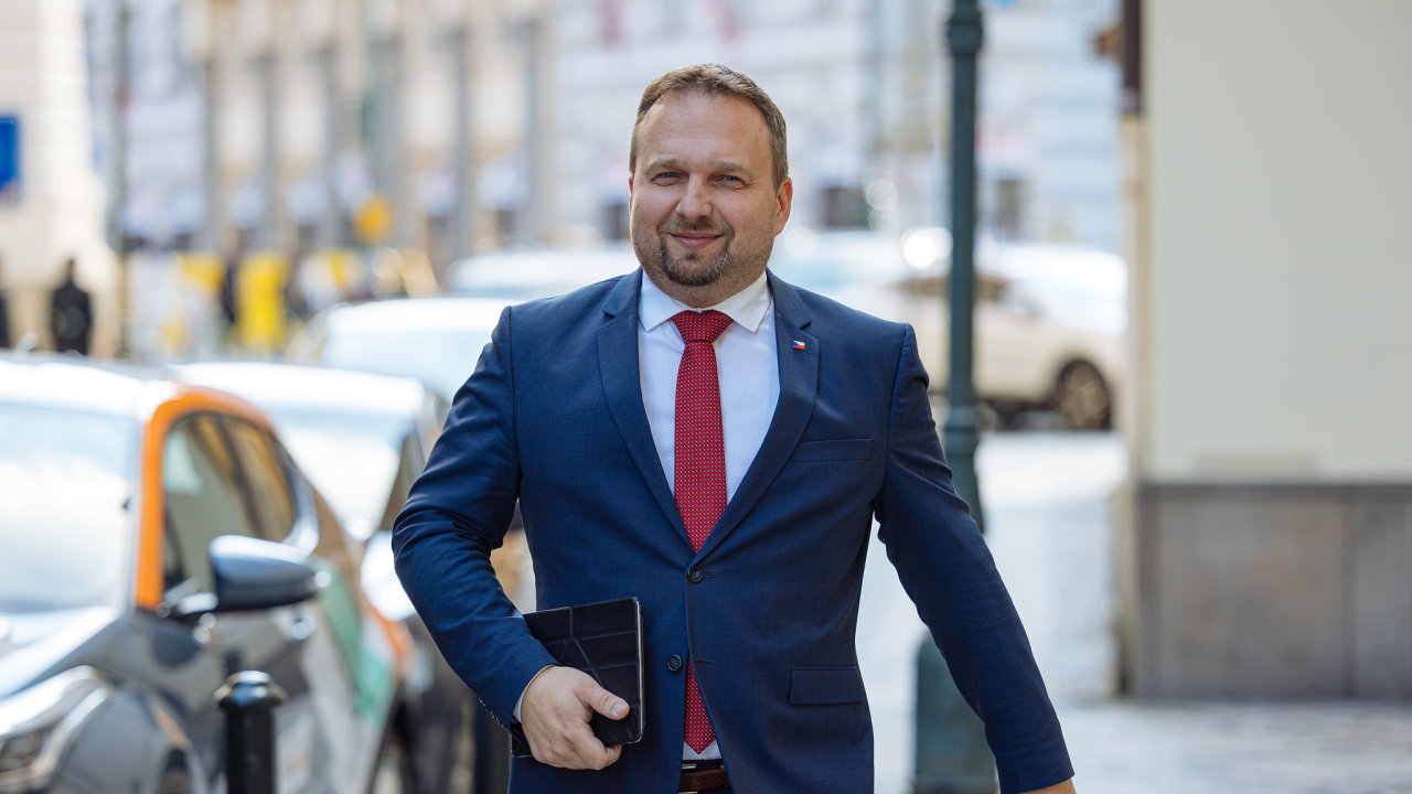 Marian Jureèka (KDU-ÈSL) pøichází do volebního štábu koalice SPOLU bìhem voleb do komunálních zastupitelství 2022.