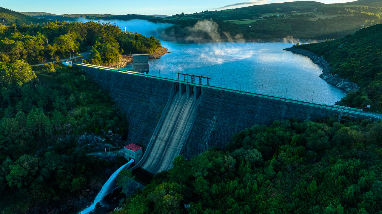 Spoleènost Energo-Pro koupila vodní elektrárny ve Španìlsku. Jednou z nich je Santa Uxía na øece Xallas západnì od mìsta Santiago de Compostela.