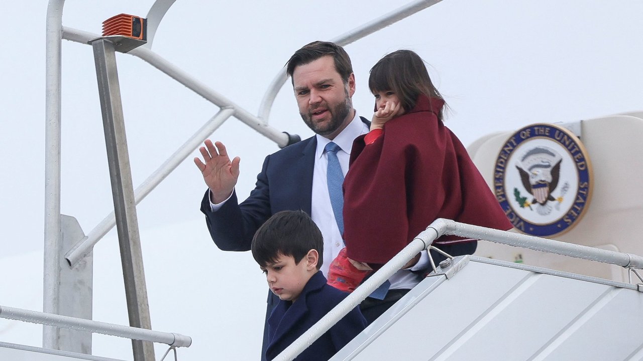 Americk viceprezident J. D. Vance s dvma ze t svch dt pi pletu do Pae na AI summit. Je prvn osobn kontakt na nejvy rovni nov americk administrativy s evropskmi spojenci.