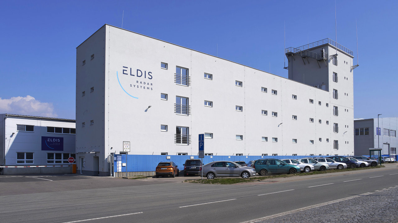 �Dominantou nov� haly je v� pro ant�nu 3D radaru, kter� n�m umo�n� zefektivnit testov�n� nov�ch radar� p��mo v s�dle na�� firmy,� ��k� Vladim�r Voj��ek, gener�ln� �editel Eldisu.