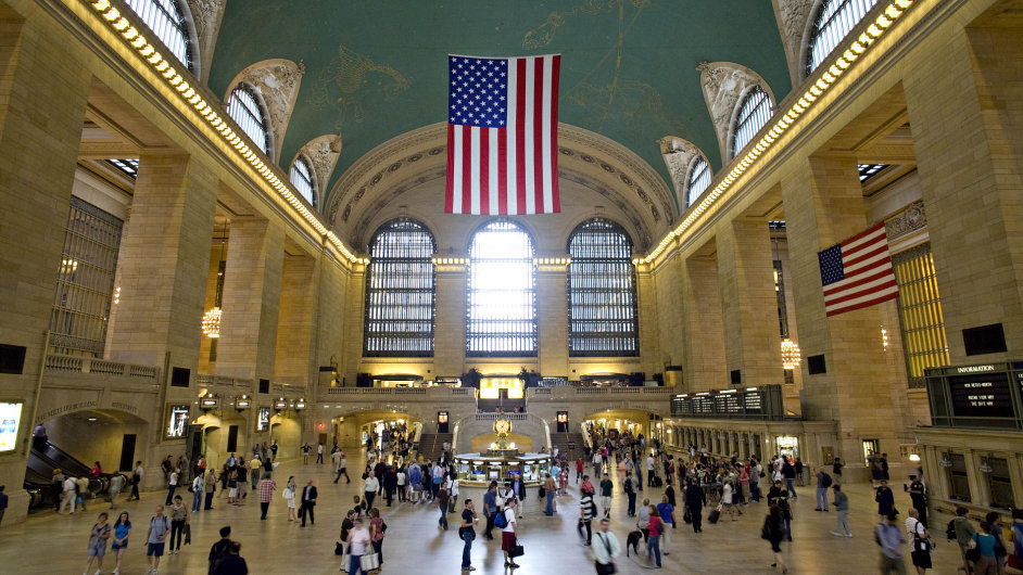 V hale Grand Centralu nechyb americk vlajka.