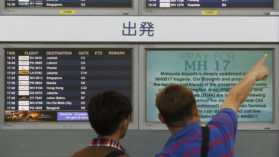 Na malajsijském letišti se mezi pøílety a odlety objevila i kondolence a informace pro pøíbuzné sestøeleného letu MH17.