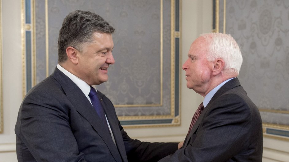 Ukrajinsk prezident Petro Poroenko (vlevo) a americk sentor John McCain