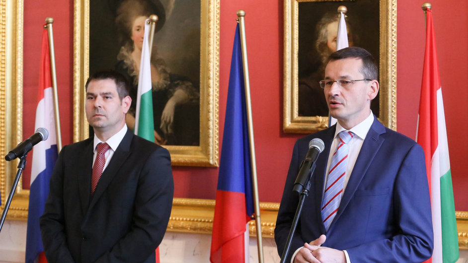 Kritici vicepremira Mateusze Morawieckho (vpravo) tvrd, e nen jasn, jak se bude jeho ambicizn pln financovat.
