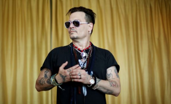 Johnny Depp na snímku z charitativního veera letos v kvtnu v Lisabonu, kde vystoupil se svoji hudební skupinou Hollywood Vampires.