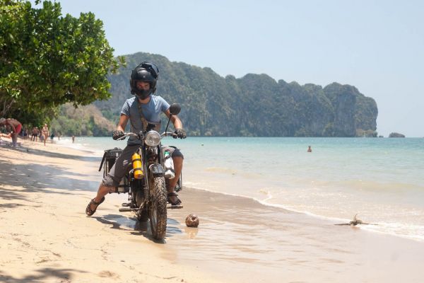 �ech projel s partnerkou Asii a Austr&aacute;lii na �ezet&aacute;ch. Stali se z n&aacute;s profesion&aacute;ln&iacute; bezdomovci, �&iacute;k&aacute;