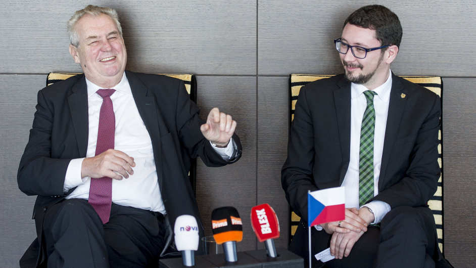 Prezident Miloš Zeman a jeho mluvèí Jiøí Ovèáèek.