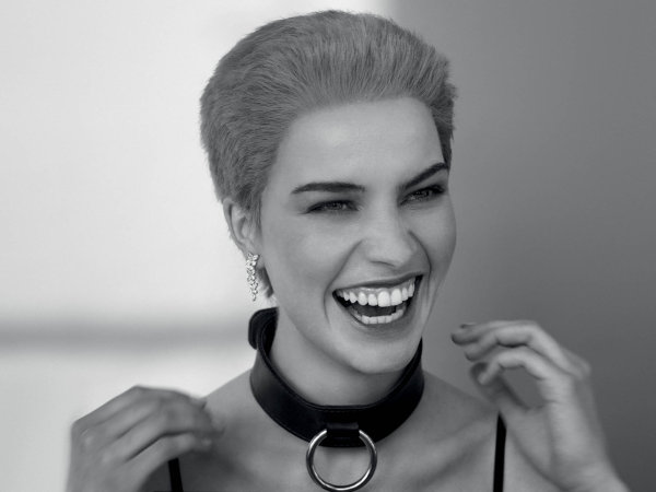 Choker stylistčin vlastní, náušnice Tiffany & Co.