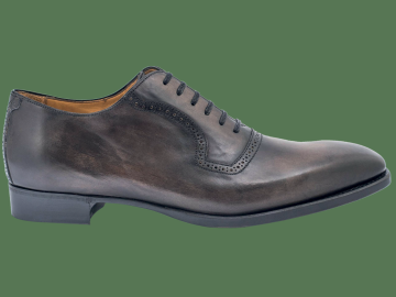 Polobotku typu Oxford navrhl pro obchod FRIENDLY SUITS švec Erik Martin Lawart a její střih uzpůsobil specifikům české nohy s vyšším nártem a širší malíkovou částí.