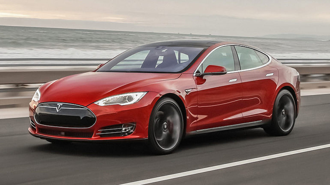 Tesla Model S: Je rychlejší než Ferrari, ale jezdí zadarmo