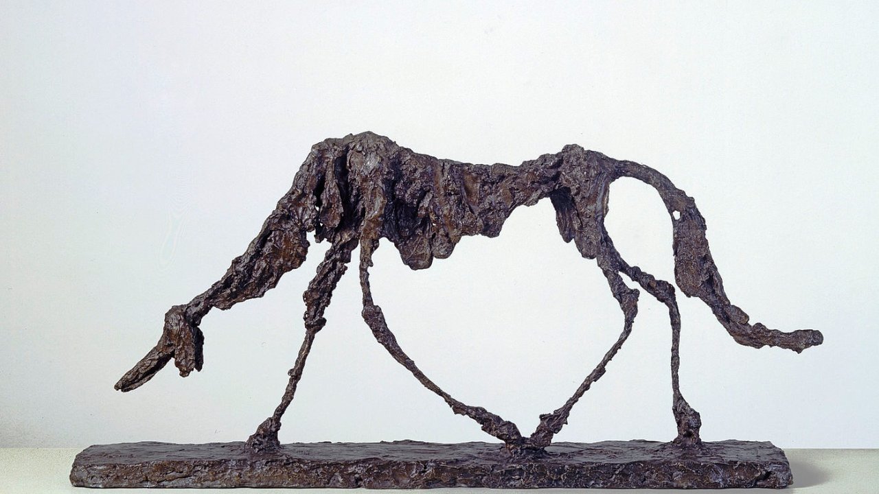 Socha nazvan Pes z roku 1951 od Alberta Giacomettiho je nyn vystaven v londnsk galerii Tate. Pehldka by mla doputovat tak do Prahy.
