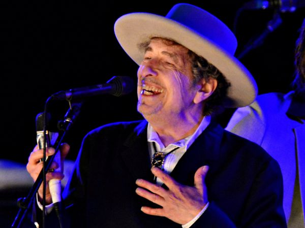 Bob Dylan na sv&yacute;ch koncertech jen z�&iacute;dka povoluje focen&iacute;. Tento sn&iacute;mek poch&aacute;z&iacute; z koncertu v anglick&eacute;m Kentu v �ervnu 2012.