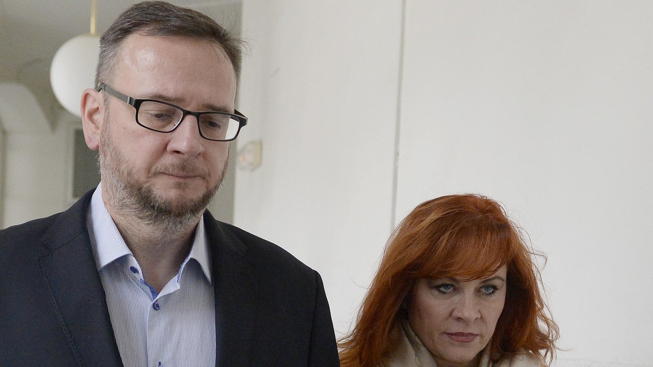 Dva obžalovaní: Bývalý premiér Petr Neèas a jeho žena Jana (døíve Nagyová) èelí obžalobì z podplácení v kauze, která v roce 2013 pøispìla k pádu vlády. Soud ji øeší už tøi roky.