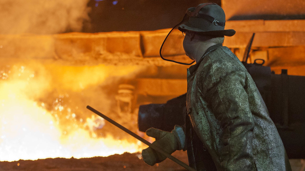 Různé tváře ocelářského byznysu. Třinecké železárny letos snížily výrobní plán a hledají cesty, jak od tradičních pecí přejít k ziskovějším provozům.