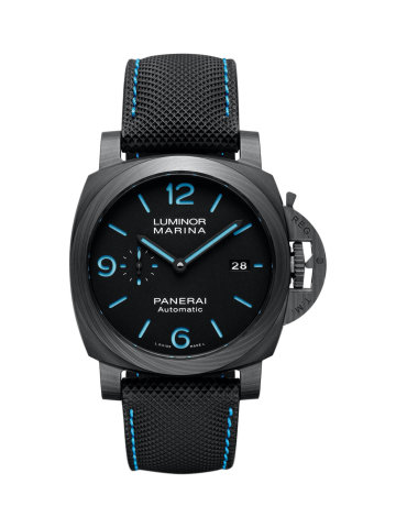 Značka Panerai představuje Luminor Marina Carbotech. Chronograf má všechny prvky tradičních potápěčských hodinek Panerai: korunku chráněnou krycím můstkem, sendvičový číselník s luminiscenčním podkladem, vodotěsnost 30 barů i řemínek s voděodolnou úpravou.