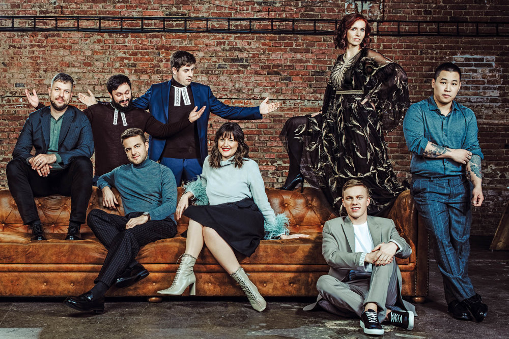 Zleva: Petr Ludwig, Pastoral Brothers – Jakub Malý a Karel Müller (za pohovkou), David Procházka, Pavlína Louženská, Nora Fridrichová, Václav Staněk, Jackie Tran, Dominik Feri, Radek Kašpárek, Jaroslav Kalfař, Tomáš Souček