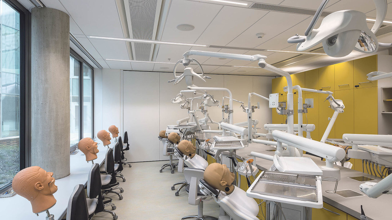 Simulaèní centrum Lékaøské fakulty Masarykovy univerzity (SIMU), pøedstavující snížení závislosti klinických oborù na výukové kapacitì nemocnic, slouží studentùm studijních programù všeobecné lékaøství a zubní lékaøství.