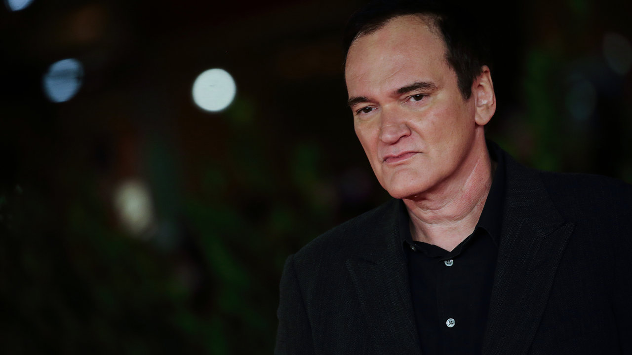 Svou první knihu napsal Quentin Tarantino s hemingwayovskou strohostí. Nepoužívá kvìtnatá adjektiva, složitá souvìtí ani dlouhé popisy prostøedí.