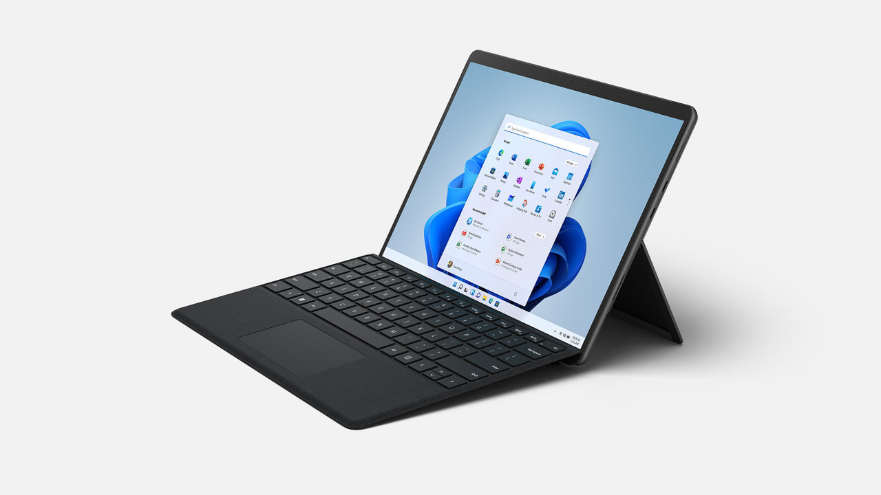 Surface 8 Pro má vìtší displej s menšími rámeèky než pøedchùdci, stále má jejich kouzlo