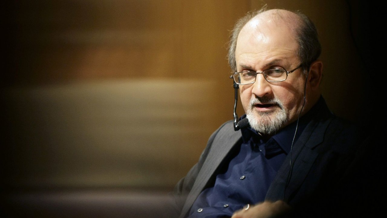 Na Salmana Rushdieho (na snmku) uvalil rnsk duchovn vdce ajatollh Chomejn fatvu, to zkomplikovalo i naten filmu podle jeho dla