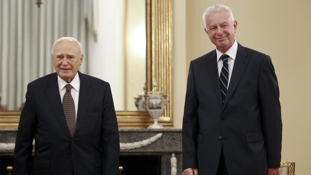 Nov eck premir Panagiotis Pikrammenos (vpravo) s prezidentem Karolosem Papouliasem