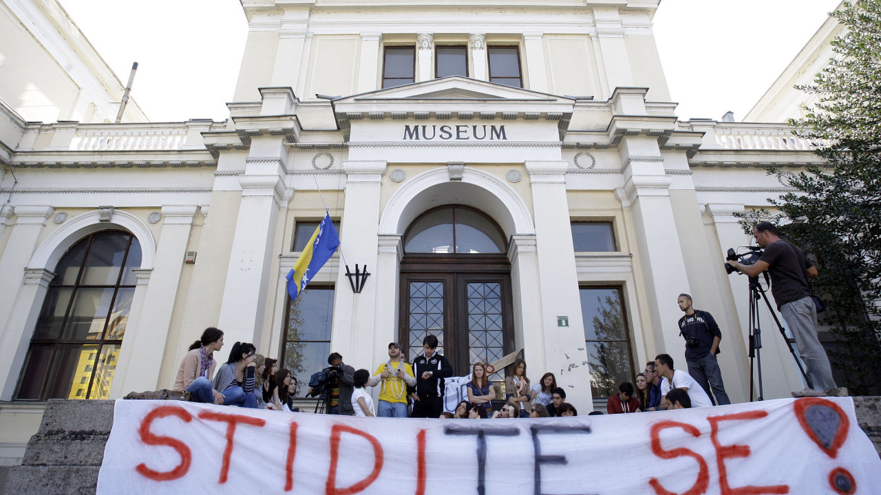 Ve tvrtek studenti protestovali proti zaven Zemskho muzea v Bosn.