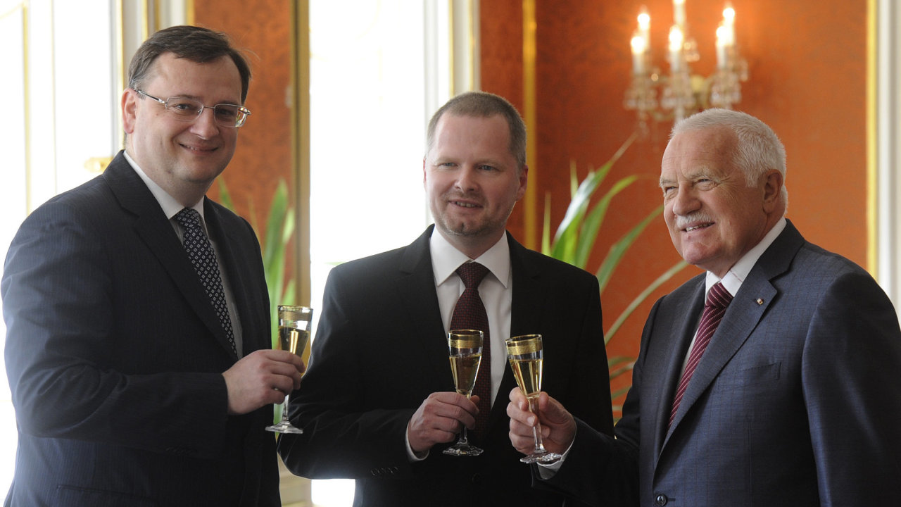 Prezident Vclav Klaus jmenoval Petra Fialu ministrem kolstv, premir Petr Neas jej pot uvedl do funkce.
