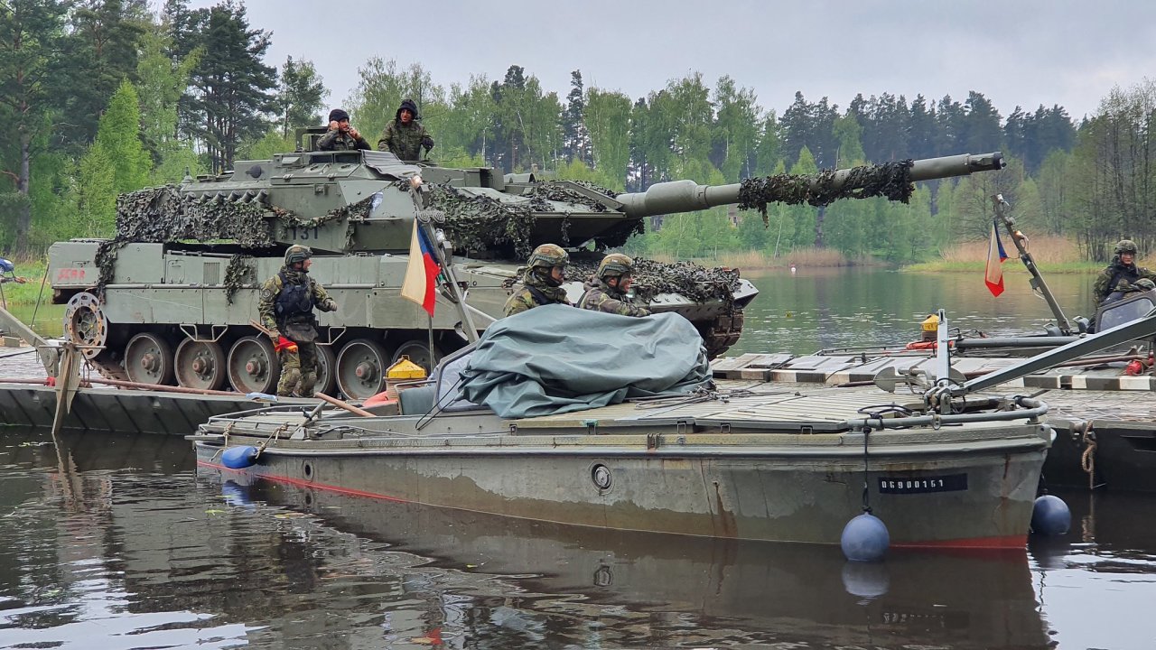 Èeští vojáci pøi cvièení jednotek NATO v Lotyšsku pøepravují tank Leopard ve službách španìlské armády.