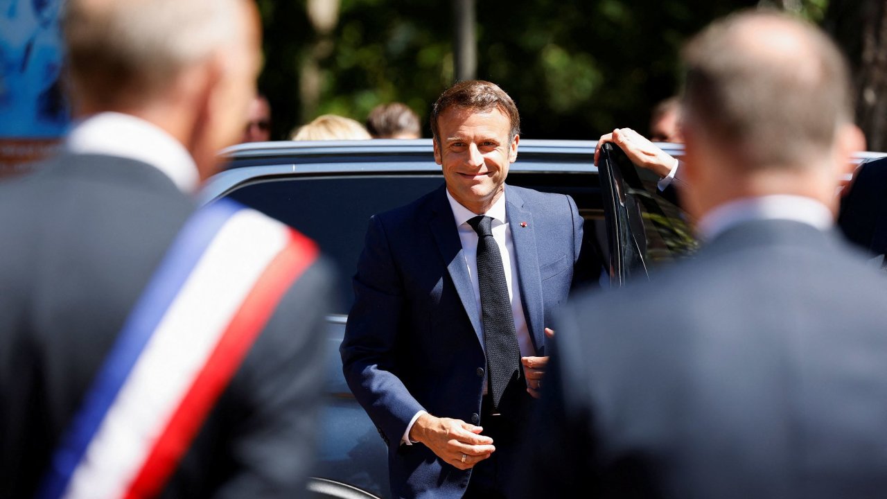 Francouzsk prezident Emmanuel Macron bhem parlamentnch voleb.