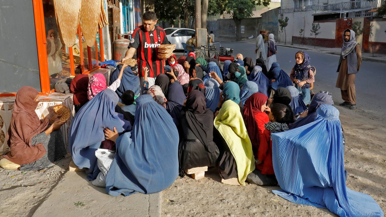 V ulicích Kábulu pøibývá žen v burkách.