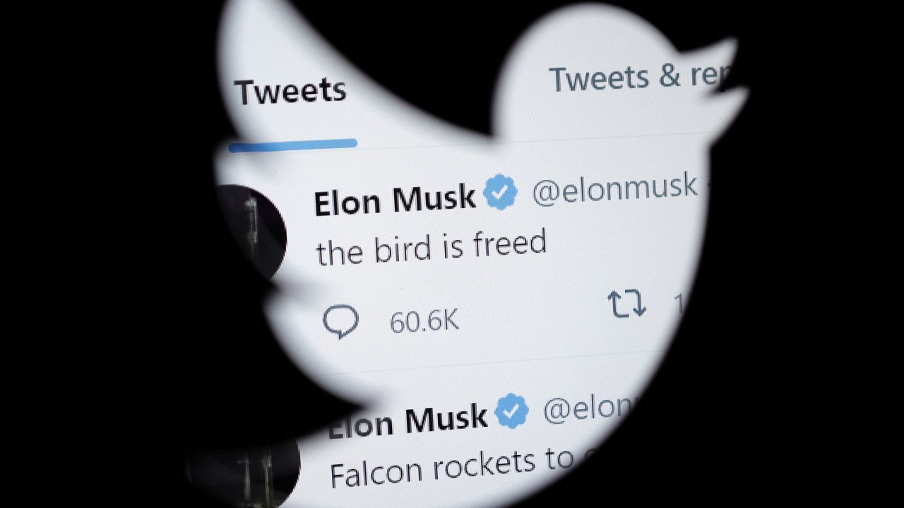 „Pták je volný,“ ohlásil pøevzetí øízení Twitteru Elon Musk. Svobodu si ale pøedstavuje velmi svéráznì.