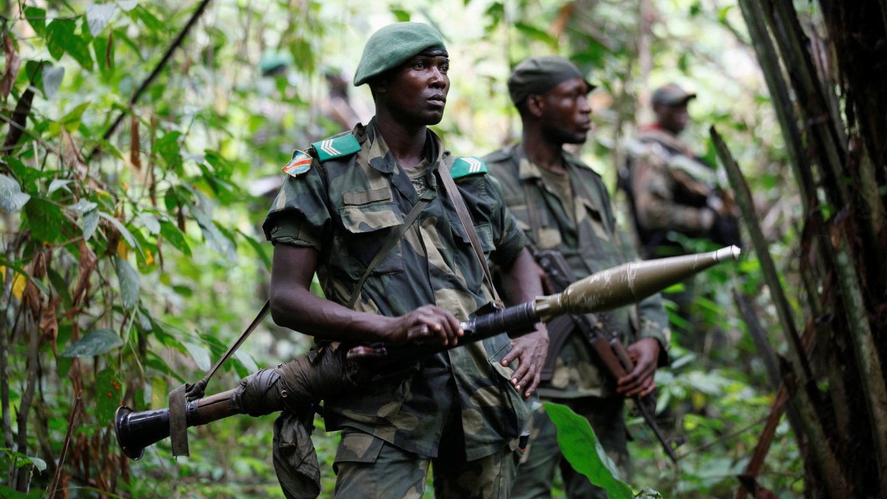 Ilustran foto. Hldka vojenskho personlu Demokratick republiky Kongo proti ADF