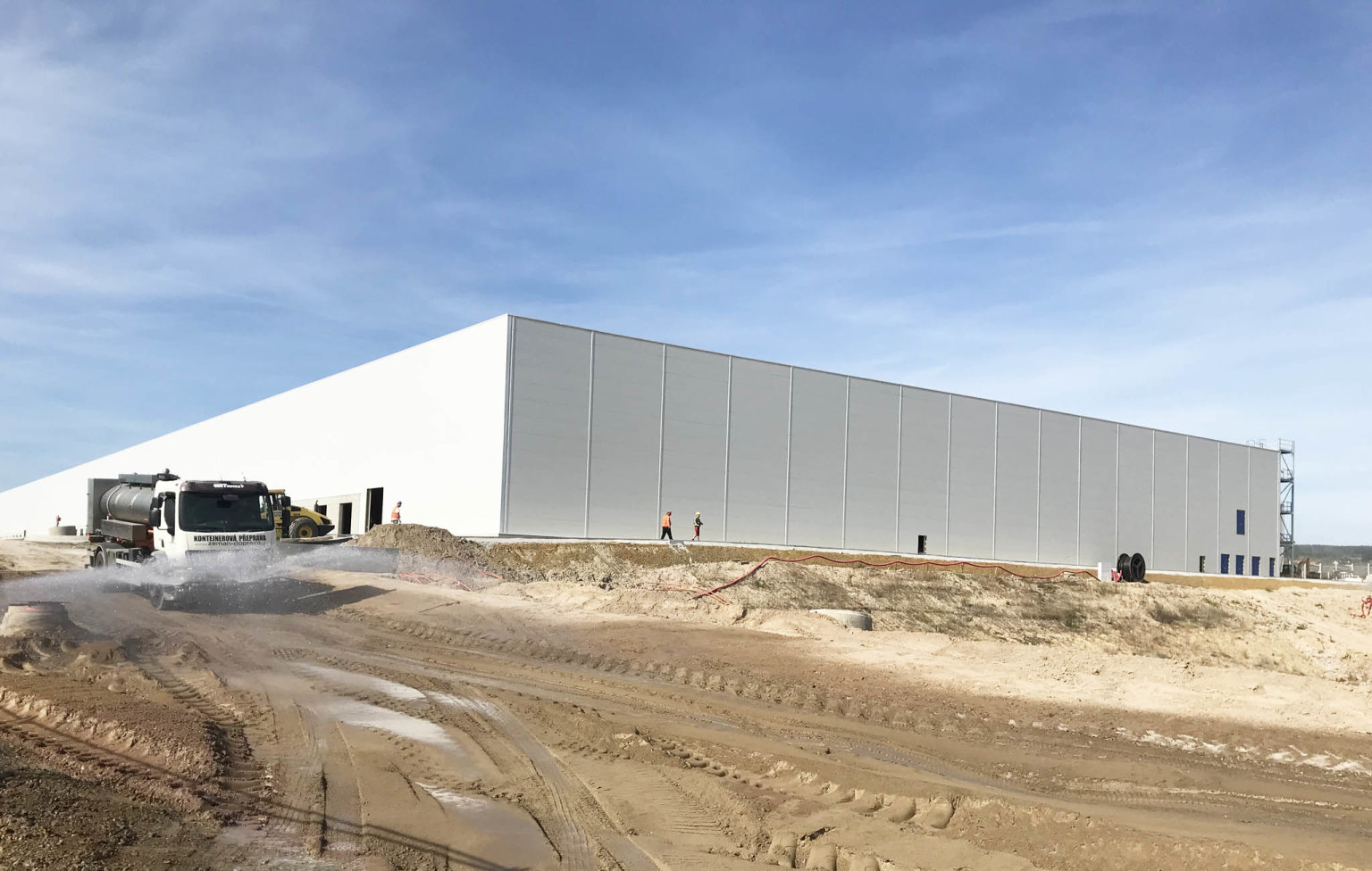 První hala areálu Logistické centrum Pøehýšov, která nabídne 50 tisíc metrù ètvereèních ploch, bude dokonèena ještì letos.