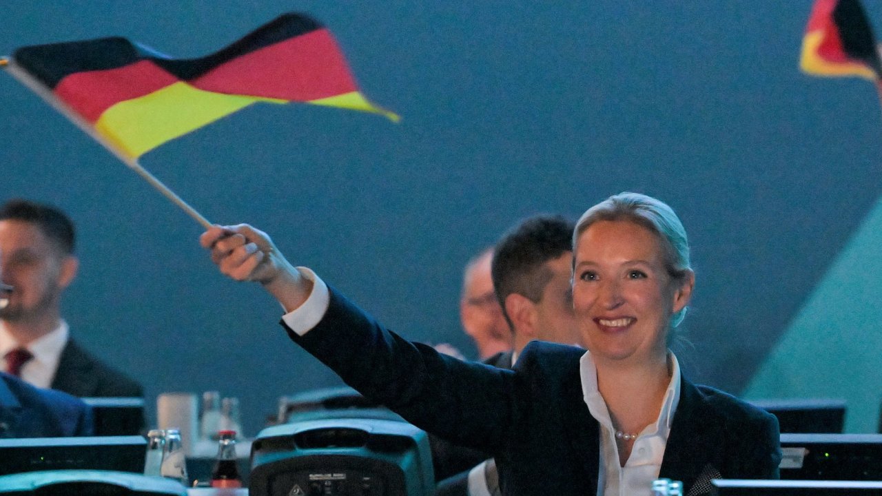 AfD po sjezdu d zruen eura, nahrazen EU i psnj migran politiku.