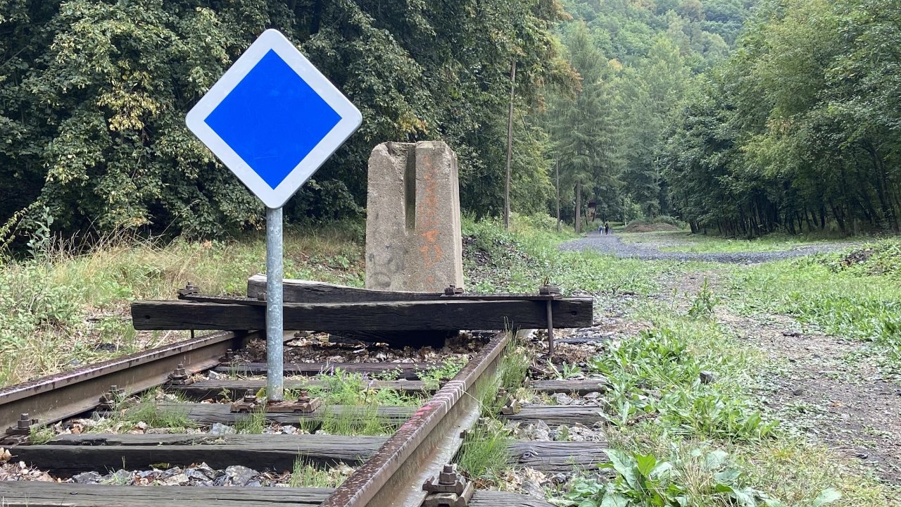 Dl u ani vlak. Koleje nov kon na kraji Lokte. Dl u msto nich vede jen trk  vc ne cyklisti ho ale zatm pouvaj mstn dti, zjevn zvykl chodit od vlak dl po kolejch.