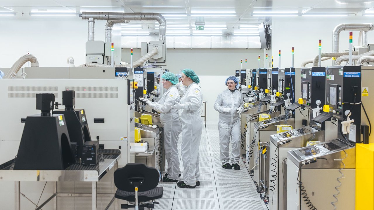 Firma Onsemi z Ronova pod Radhotm vyrbjc chipy. Provzel editel vroby Ale Cb