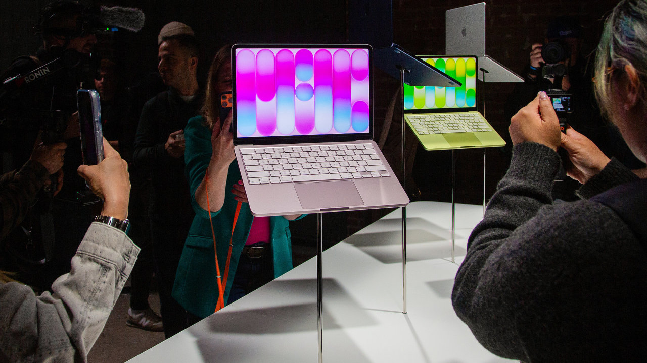 Apple s levn�m MacBookem Neo, kter� p�edstavil na akci v New Yorku, m��� na mlad�� u�ivatele. Tomu odpov�d� i nab�dka v�razn�ch barev.