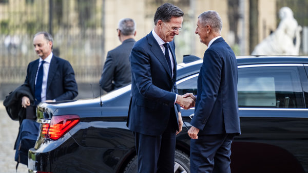 Závazky k NATO jsou naše priorita. Uděláme vše pro to, abychom je splnili, řekl Babiš Ruttemu
