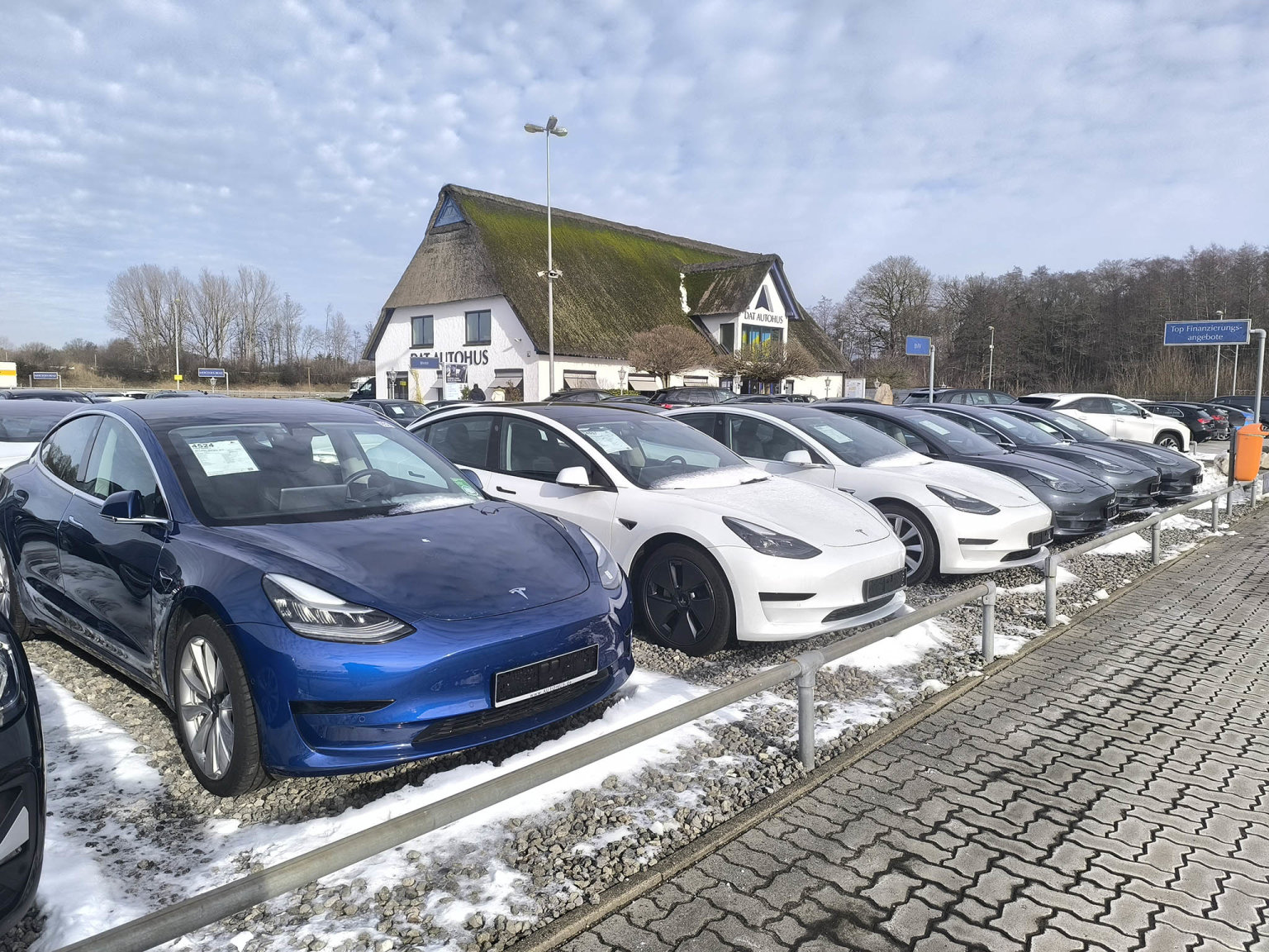 Tesla Model Y pat�� vedle Modelu 3 k�nej�sp�n�j��m elektrick�m ojetin�m. Je...