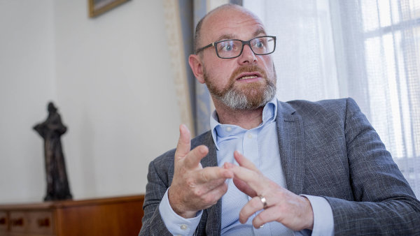 Neodpověděl. Ministr školství Robert Plaga zatím na dopis dívek nereagoval.