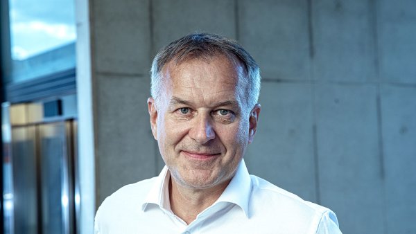 Milo� Mastn�k, gener�ln� �editel �esk�ch Radiokomunikac�.