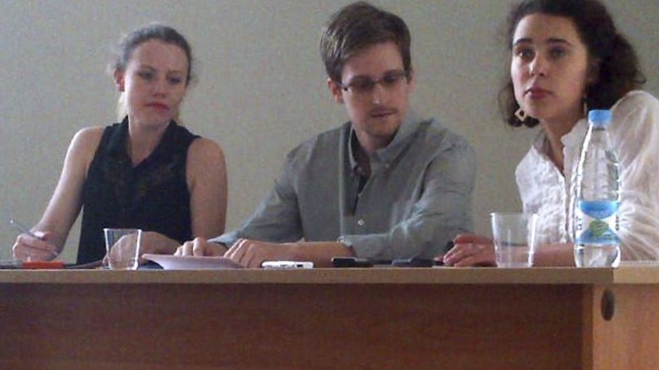 Edward Snowden a Sarah Harrisonov z Wikileaks na neveejn schzce Snowdena se zstupci lidskoprvnch organizac.