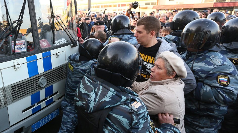 Tkoodnci blokuj demonstranty bhem nedlnch nepokoj v Moskv.