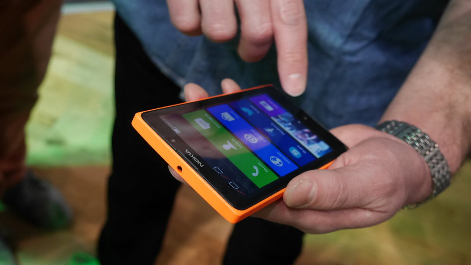 Nokia XL v oranov barv