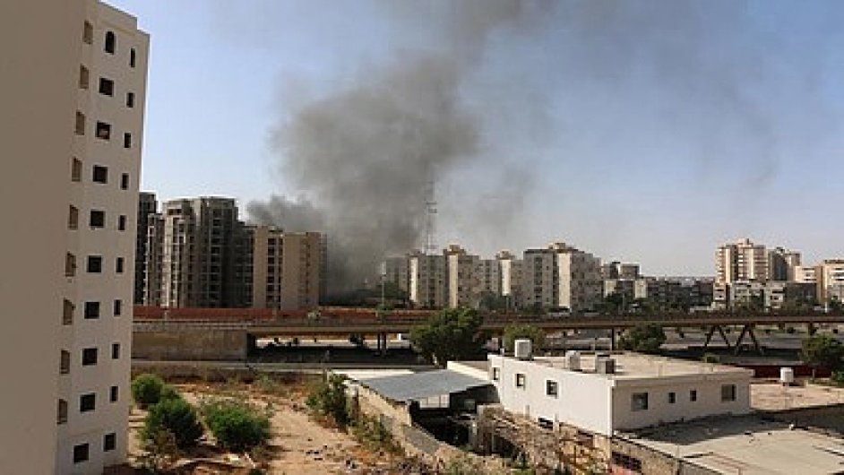 Tripolis po tkch nedlnch bojch mezi ozbrojenci pobl letit
