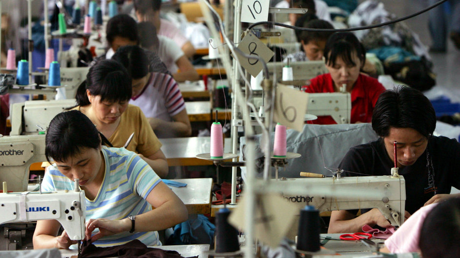 Továrna na obleèení v èínské provincii Kuang-tung