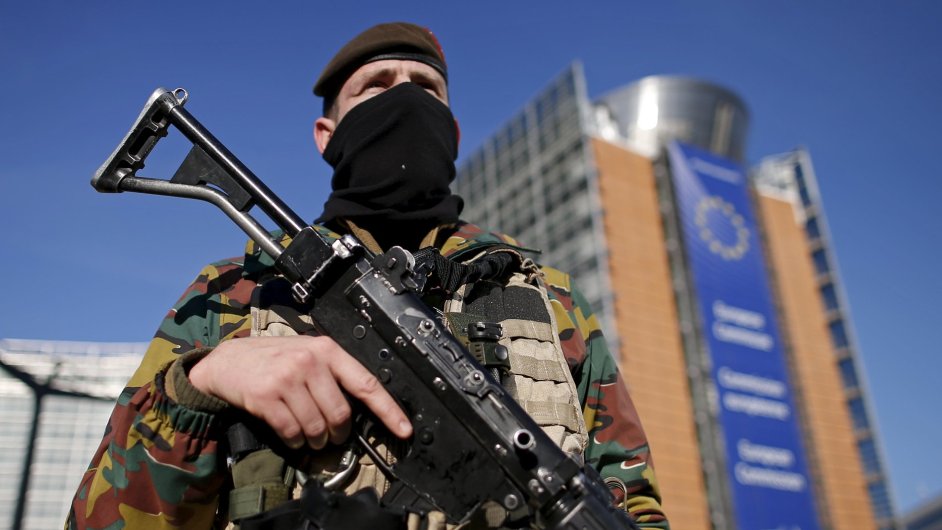 Belgick vojk hld sdlo Evropsk komise v Bruselu.